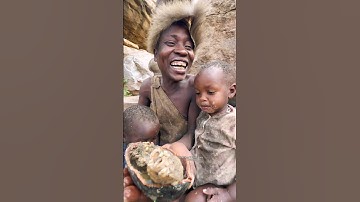 De gelukkige momenten van kinderen in primitieve stammen #wildlife #hadzabetribe #natuur #kinderv...