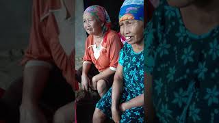 Nenek Kembar...gantian Pijitan..hehehee...