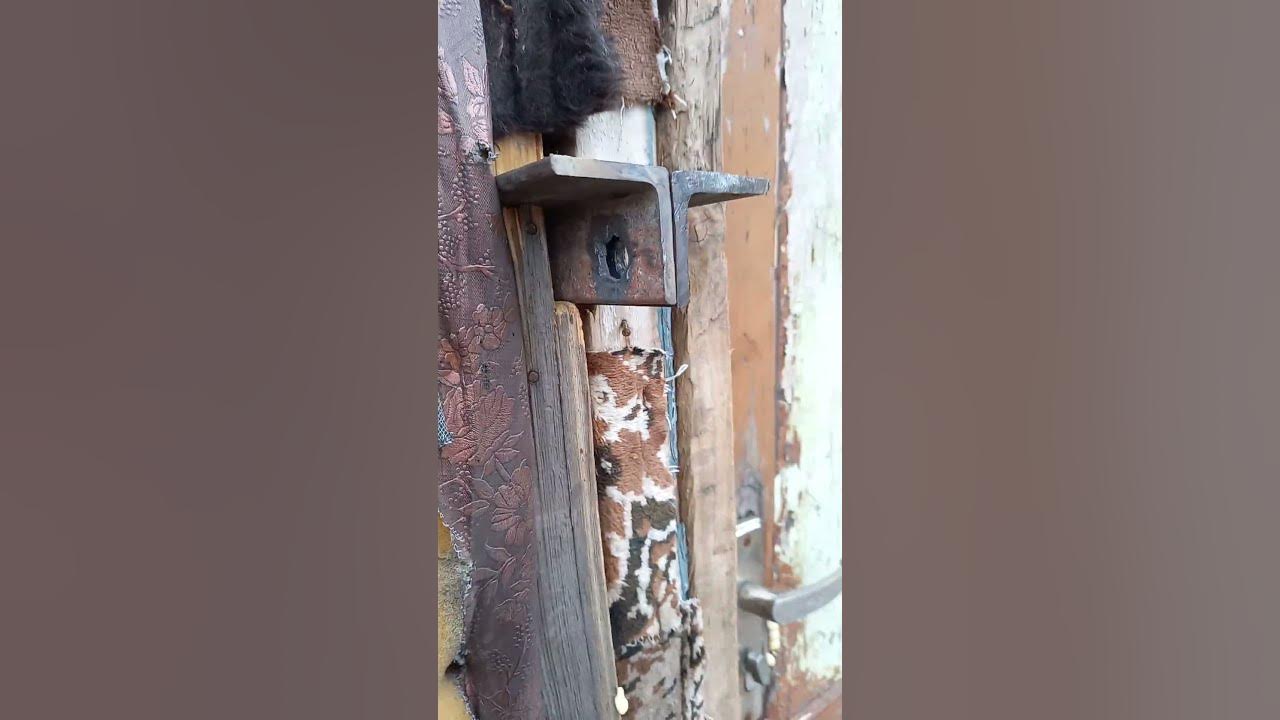 Вот так выглядят петли из уголка для навесного замка - они уже забиты ...
