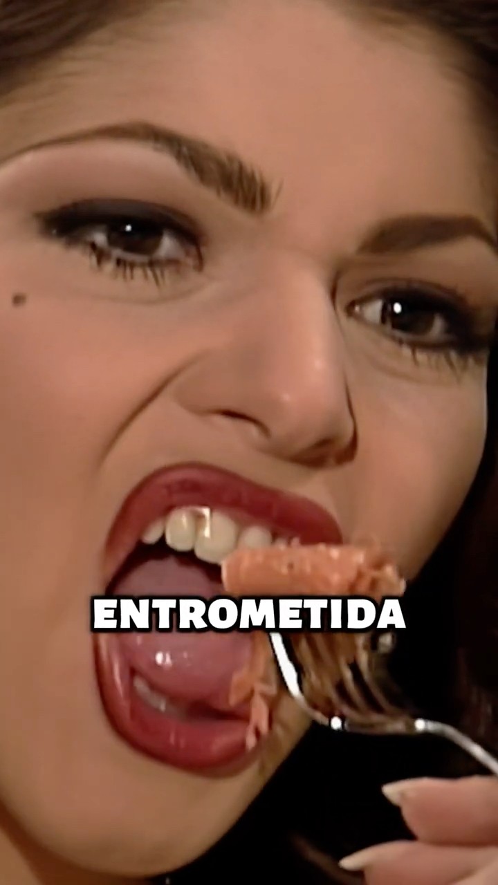 ¿En esta casa los sirvientes se sientan en la mesa? ? #MaríaLaDelBarrio #SorayaMontenegro #shorts