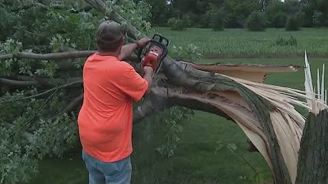 Heavy damage, debris and power outages after several reported tornadoes across Chicago area - DayDayNews
