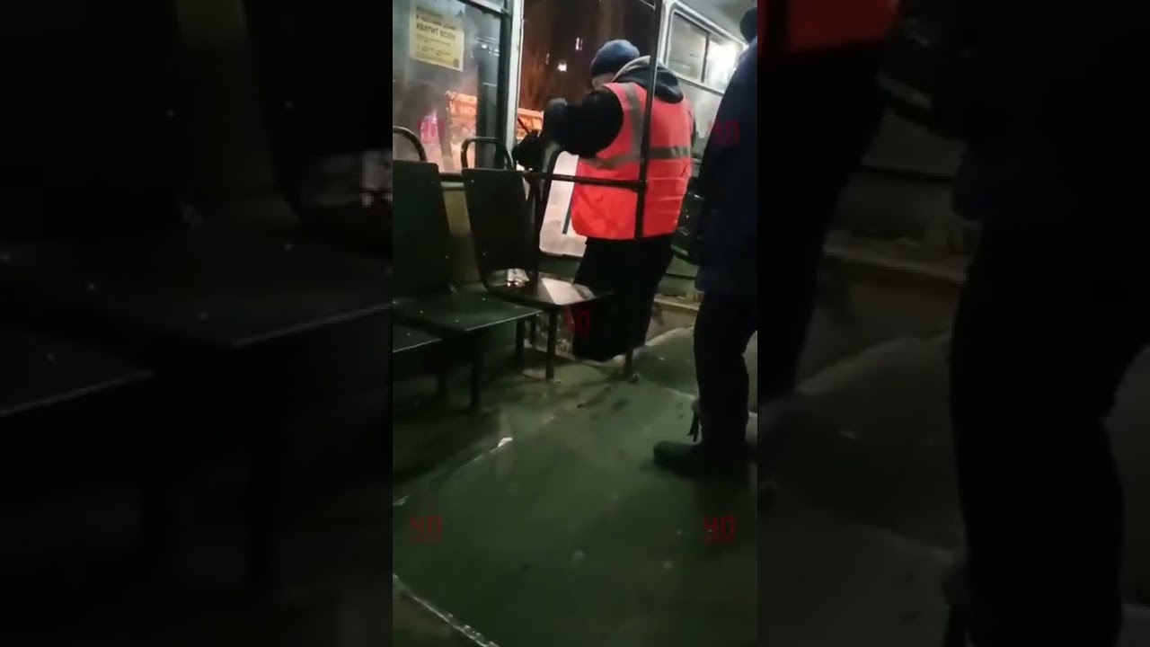 В саратовском трамвае маршрута №9 во время пути сломалась дверь - YouTube