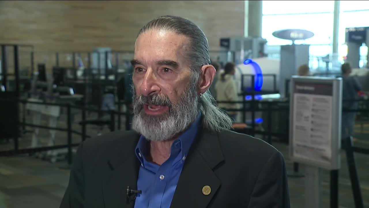 Which airports had the most guns confiscated by TSA in 2021?