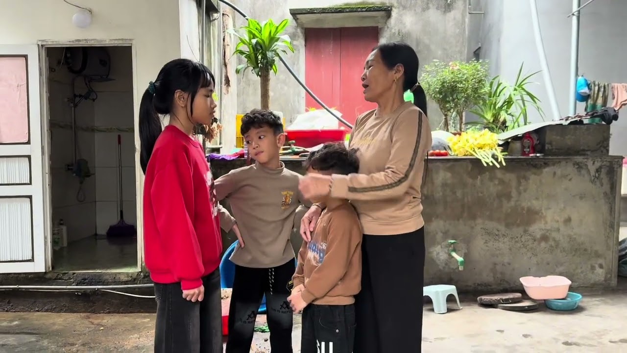 Bà quế sang mua chuộc con thang đưa hết tiền mừng tuổi cho bà giữ còn bat tra sang nhà ở 