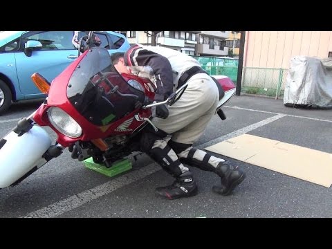 初めての中型バイク 倒れたバイクの起こし方 第2弾 真横に倒れているバイクを体全体を使って 楽におこすには Youtube