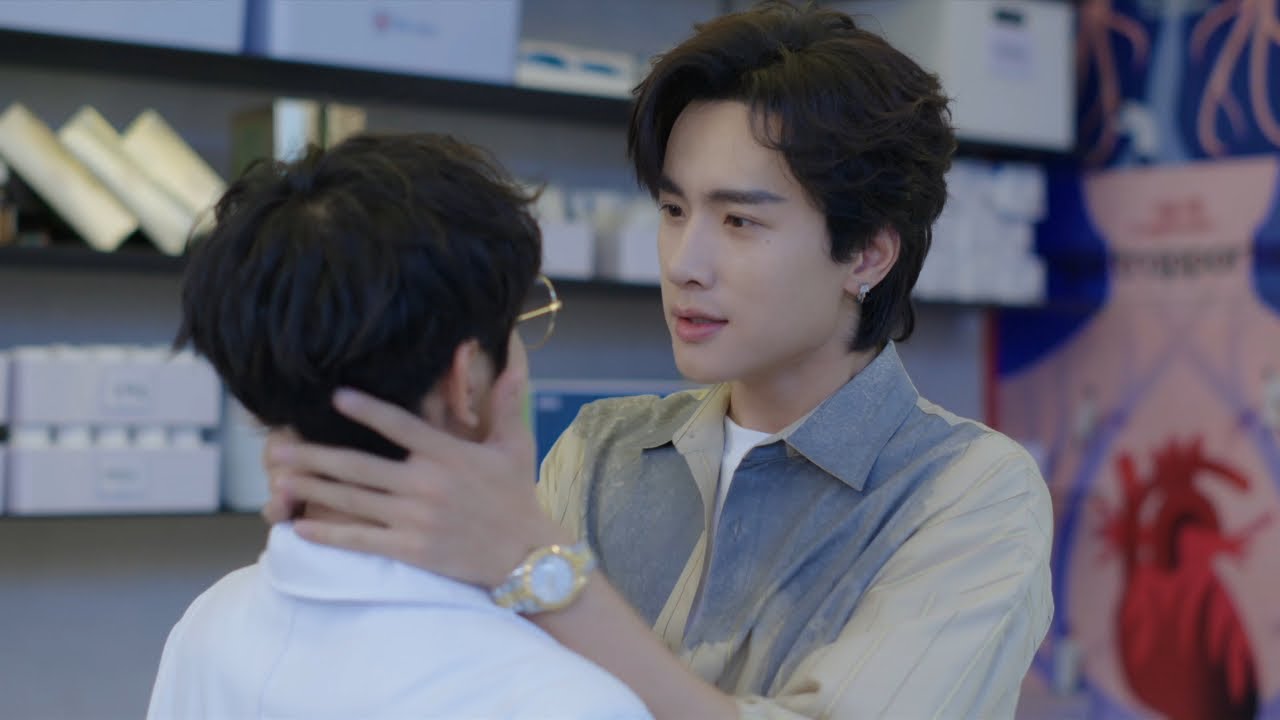 Верхний так сильно промахнулся относительно нижнего, что ему пришлось бежать обратно к своей жене!