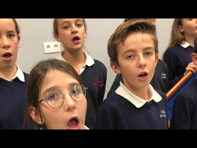 Les « Ambassadeurs" chantent "La Marseillaise"