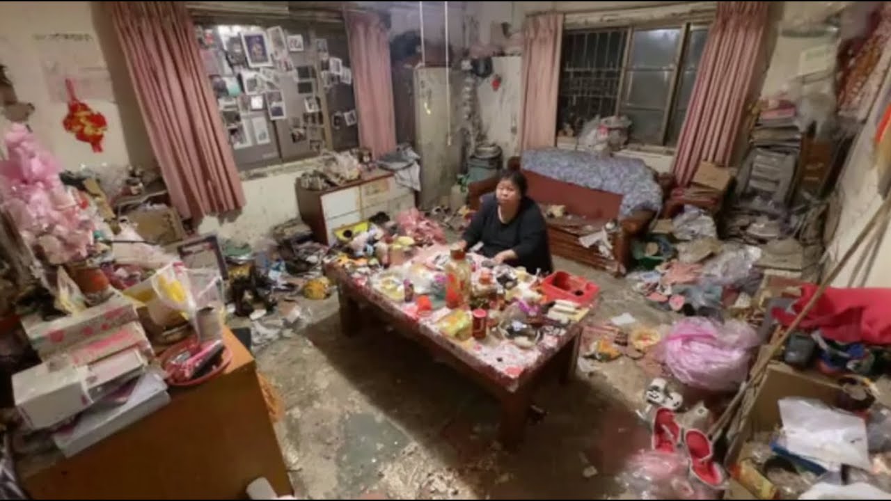 Daughter cleans and renovates messy house for poor parents