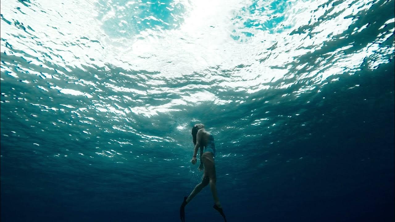 Человек плавает океане. Плавать в океане. Лежать на воде. Плавает в воде. Обои на рабочий стол плавание.