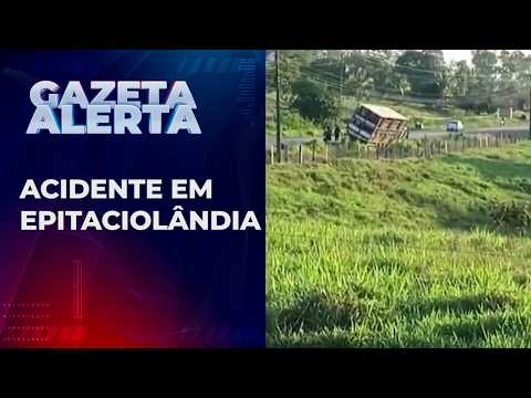 Accident in the Epitaciolândia region: Truck carrying swine overturns after mechanical failure