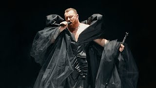 Sam Smith performs 'Him' and 'Unholy' Live at The Fashion Awards 2023 Resimi