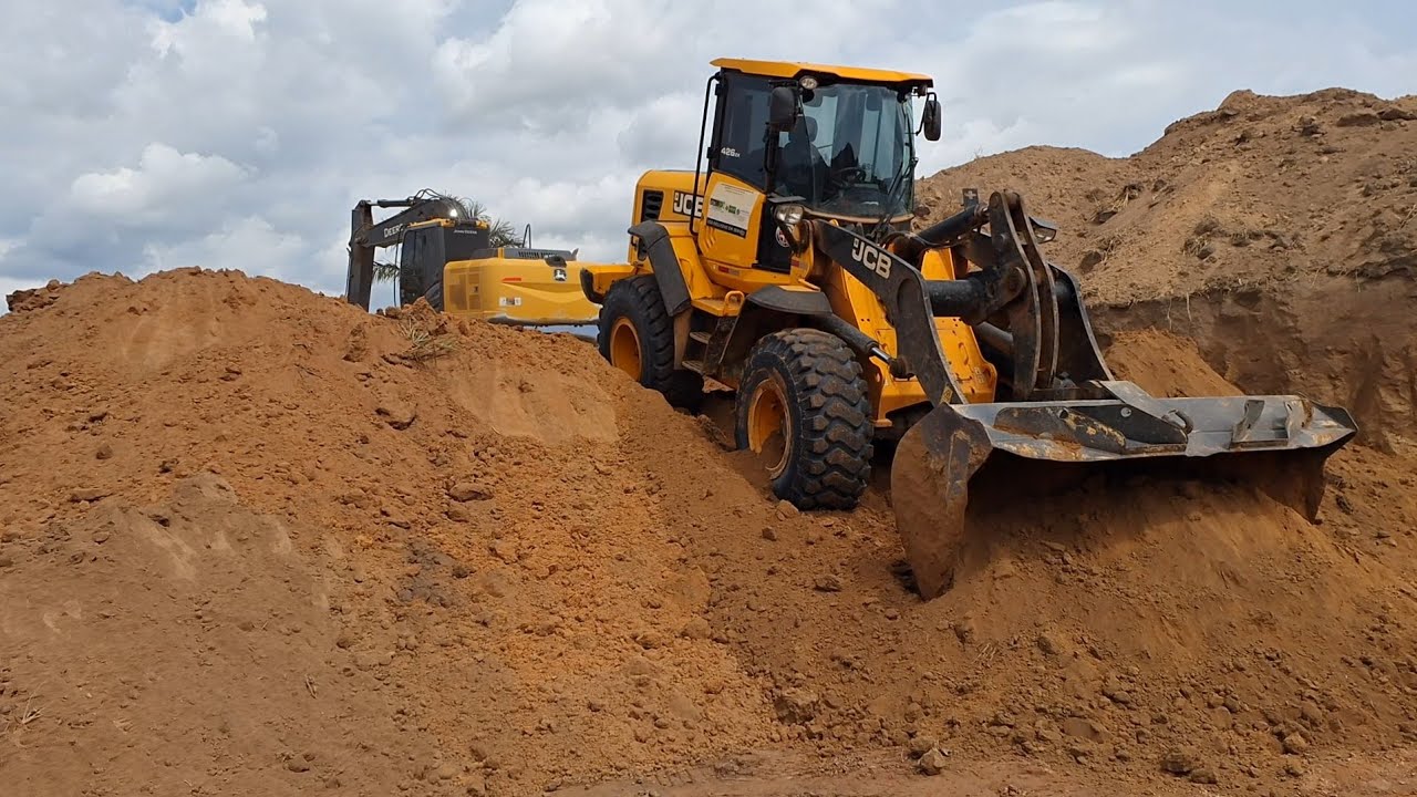 CARREGADEIRA AJUDANDO A ESCAVADEIRA HIDRÁULICA  NA REMOÇÃO DE AREIA 