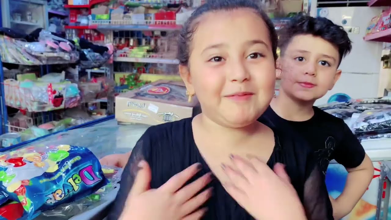 اطفال يشترون حاجات للبيت ويرتبونه