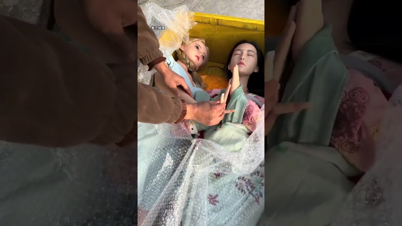 Две модели восковых фигур разного назначения, упакованные и отправленные с завода скульптур.