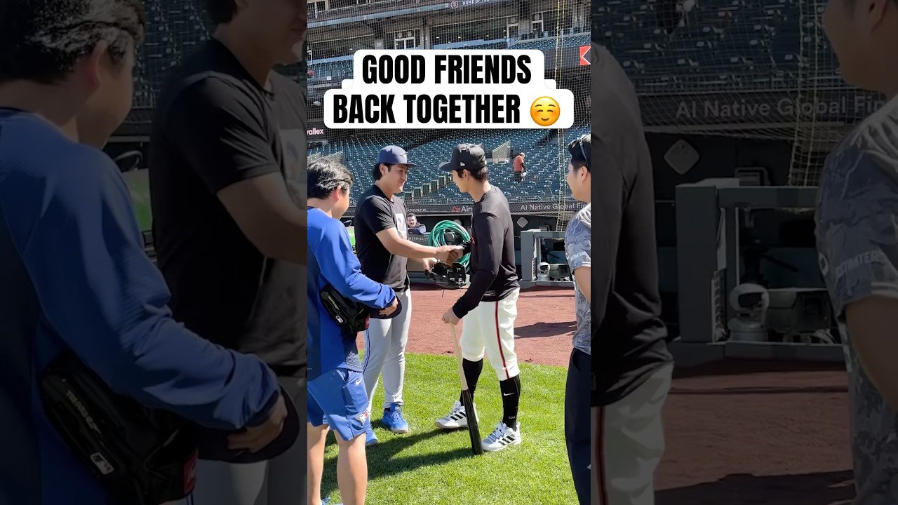 A wholesome pregame moment between Kazuma Okamoto and Jung Hoo Lee ๐ ๅ็ใ่ฆชๅใฎใคใปใธใงใณใ้ธๆใจไผใฃใ! #BlueJays