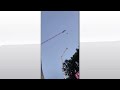 Cina, si incastra col parapendio contro una gru: salvo