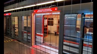 Metro B Zličín stojí dvoje posuvné dveře na testování linky D později na ostatní linky A,B,C