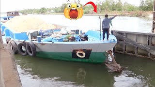 [730] The dam's gate pressed against the barge, which was extremely dangerous