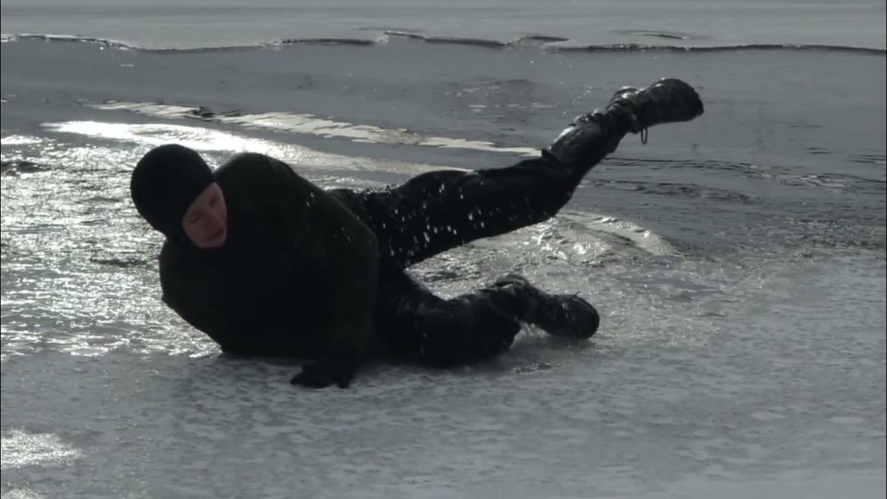 Выбравшись из полыньи. Дети провалились под лёд в иркутске, один. Спасение провалившегося под лед. Дети на льду. Человек паровалися под лёд.