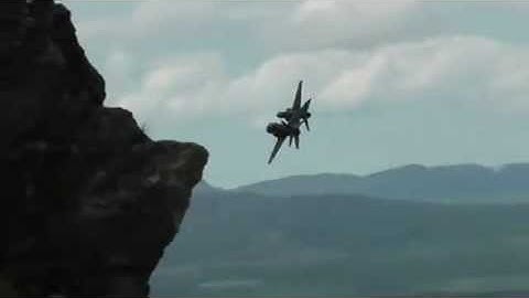 #machloop TWO HAWK FLY IN FORMATION THROU THE BWLCH