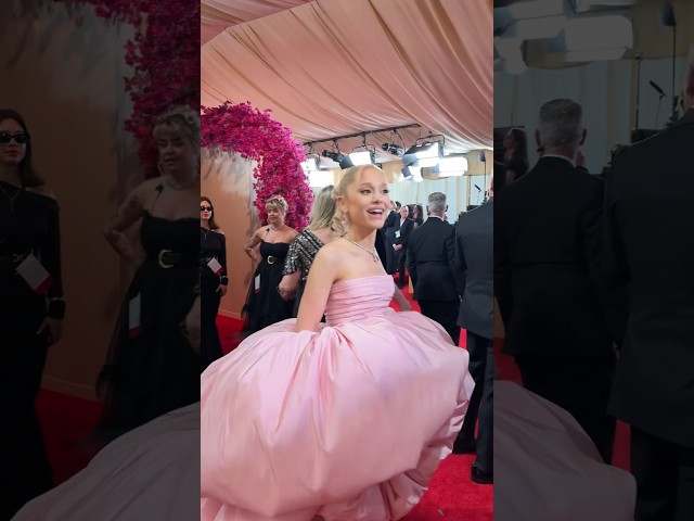 #ArianaGrande looks just like magic on the #Oscars red carpet. 😍 Tune in the #Oscars now on ABC. class=