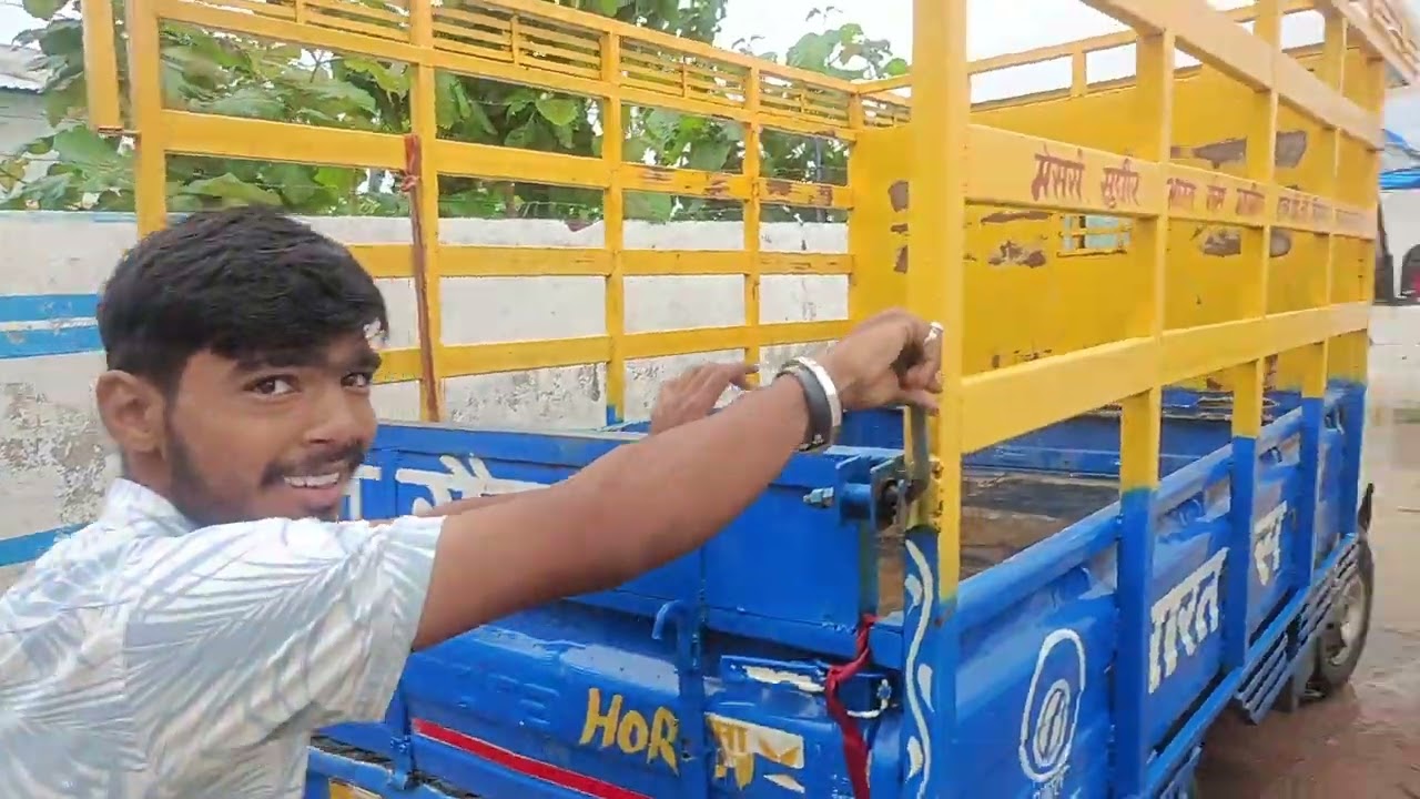 देखिए बरसात के मौसम में काम करने में कितना दिक्कत होता हैं 