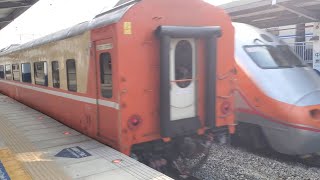 511次莒光號中洲站通過(E215)(交會134次自強號通過(12車附掛PPM兩鐵車廂))