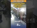 84歲老人跟姐妹約好散步 臨出門發現大門壞了 不想遲到 果斷選擇「翻牆」，網友調侃：想見你的人 翻牆也會來的 #姐妹 #老年 #可愛