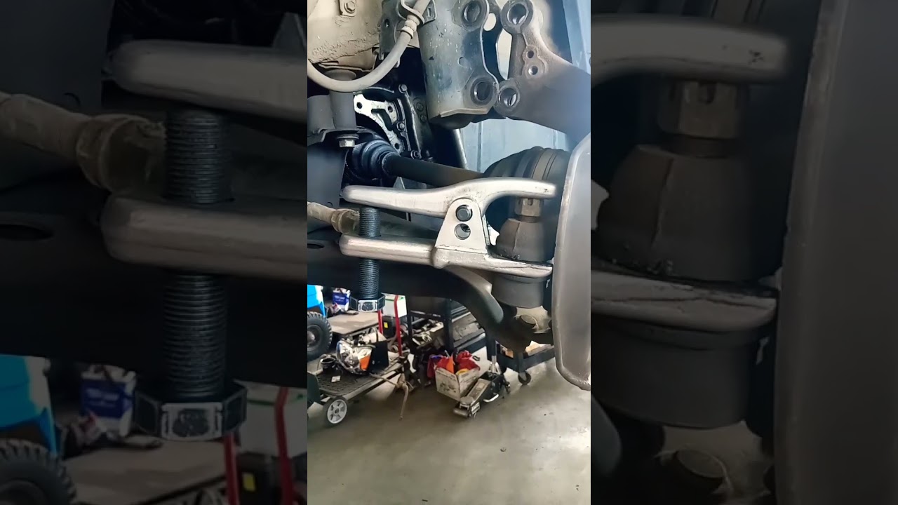 Инструмент для снятия шаровых опор в действии — простой способ снять наконечники рулевых тяг, рыч...