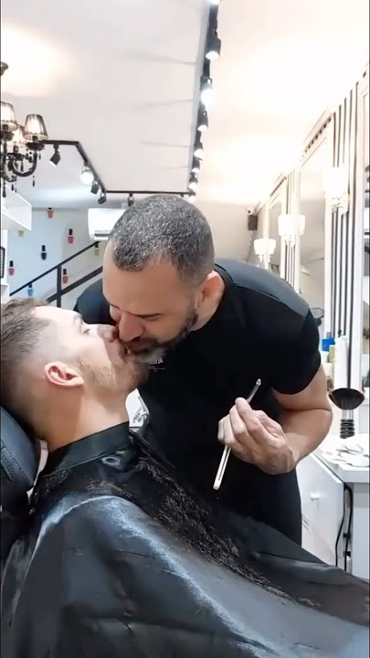 My barber service 😘 #daddy #lgbt #gay #kissing