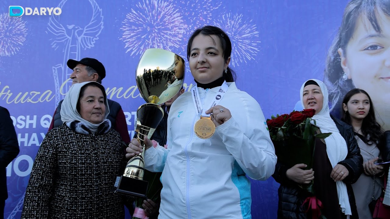 Mushakli yigitlar bilan jinsiy aloqani tomosha qiling Anya birinchi jinsiy oyinini kartalarda yutqazdi.