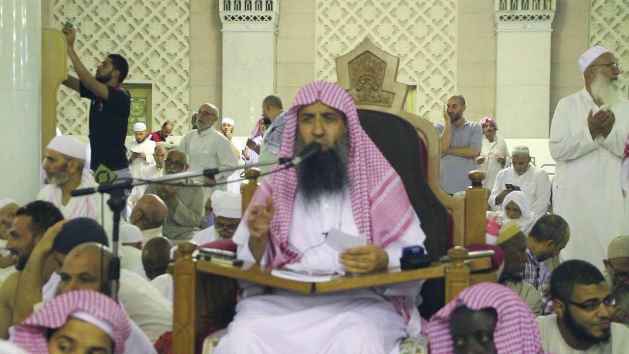 حكم تقبيل أستار الكعبة والمصحف والحجر الأسود