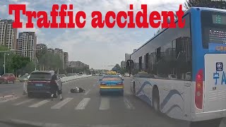 交通事故合集瞬間中國2021第254期：斑马线前不减速，将行人撞飞.每天看一看，開車更安全。