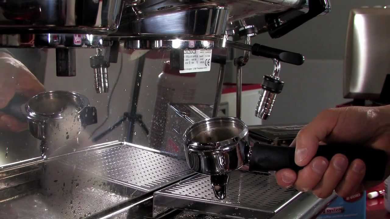 Come pulire la macchina del caffè del bar passo per passo
