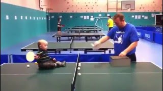 Vidéos Bébé de 1 an qui joue au ping pong Vidéos Vidéo bébé screenshot 1