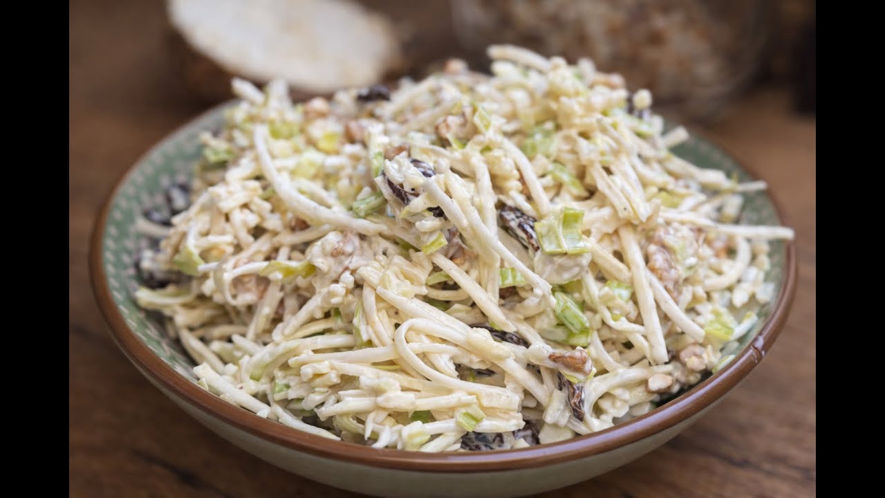 Sałatka z selera i jabłka z rodzynkami i orzechami 