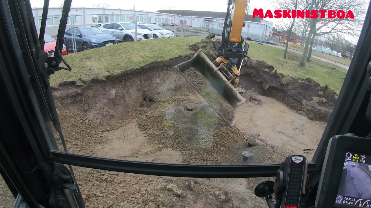 Liebherr 914 Compact. A short one backfilling