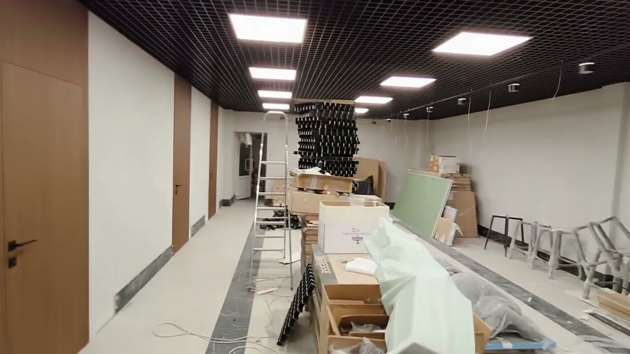 Фабрика Маяк Техноцелл. 13 дверок с фрамугами компланар и стеновые панели Эстет. 