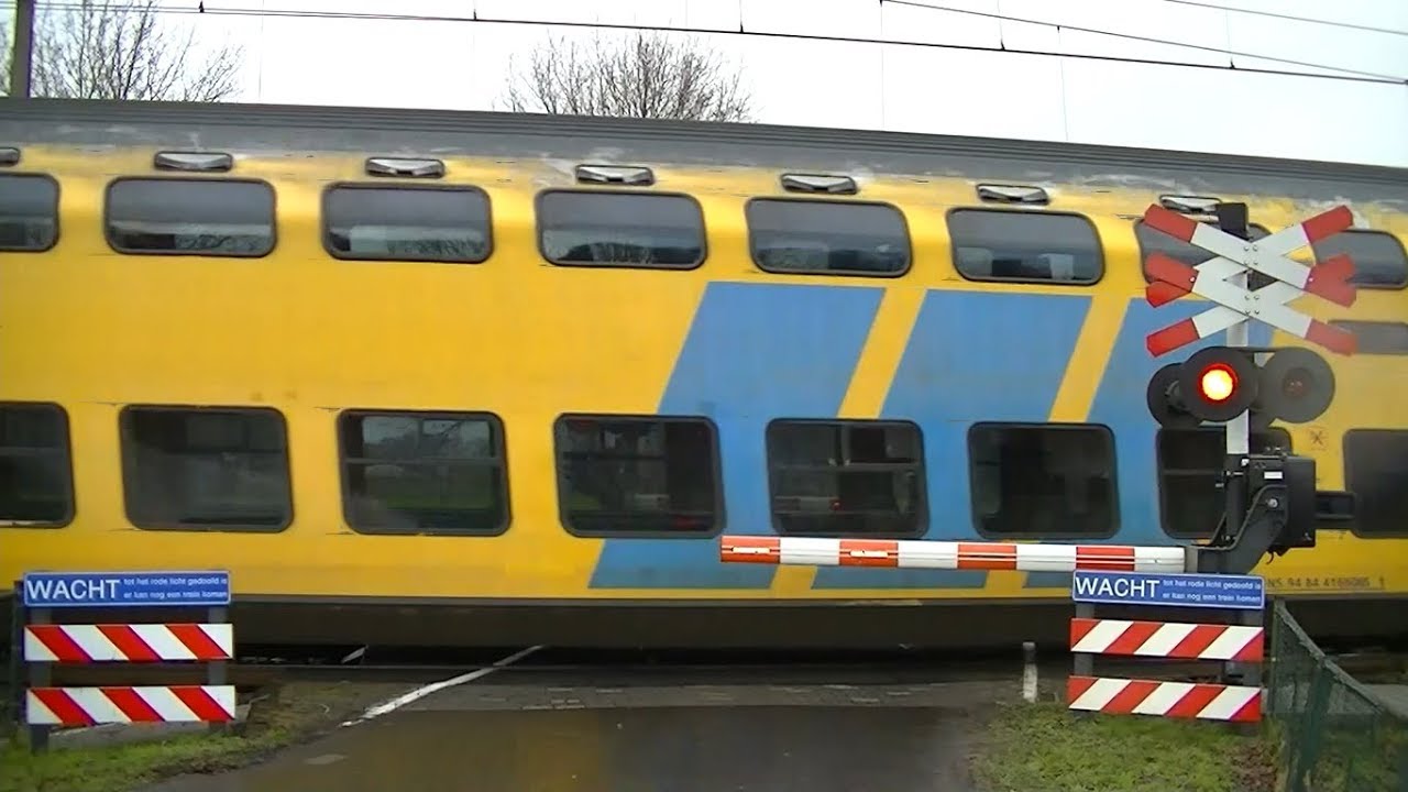 Spoorwegovergang Wierden // Dutch railroad crossing