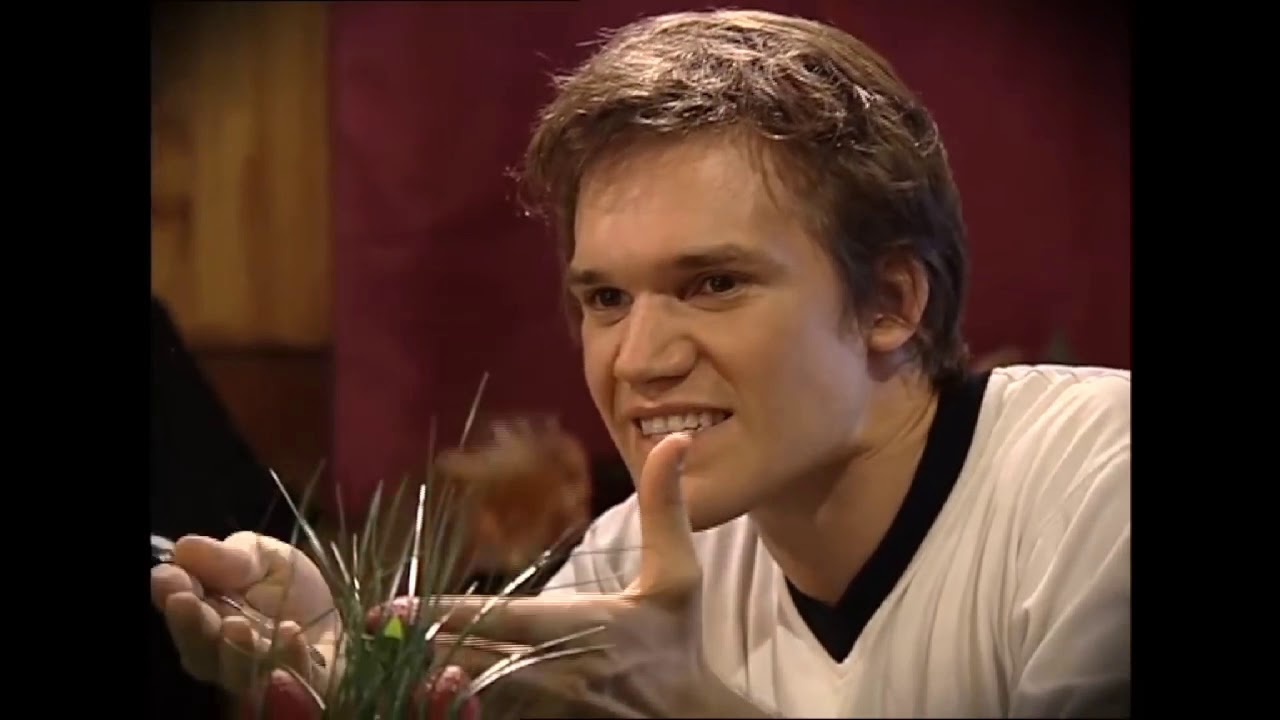 Floricienta - Fede golpea a un tipo fan de Flor