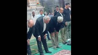 أحمد فؤاد الثاني نجل الملك فاروق يصلي بمسجد الرفاعي ويزور قبر والده