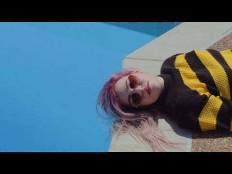 Assista ao videoclipe da música {trackName} de {artistName}