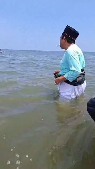 Masyaallah, khr Kholil As'ad di pantai sedulur sambil sholawatan #almahabbah #khrkholilasad