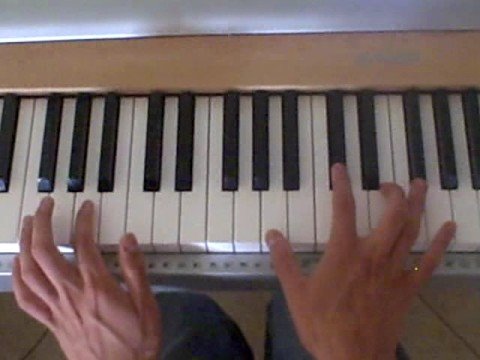 How to play "Paper Planes" by MIA on Piano