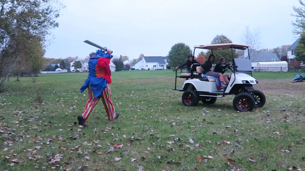 DAD DRESSES UP LIKE A CLOWN AND PRANKS THE KIDS!!