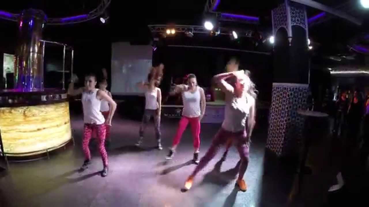 Reggaeton в ночном клубе