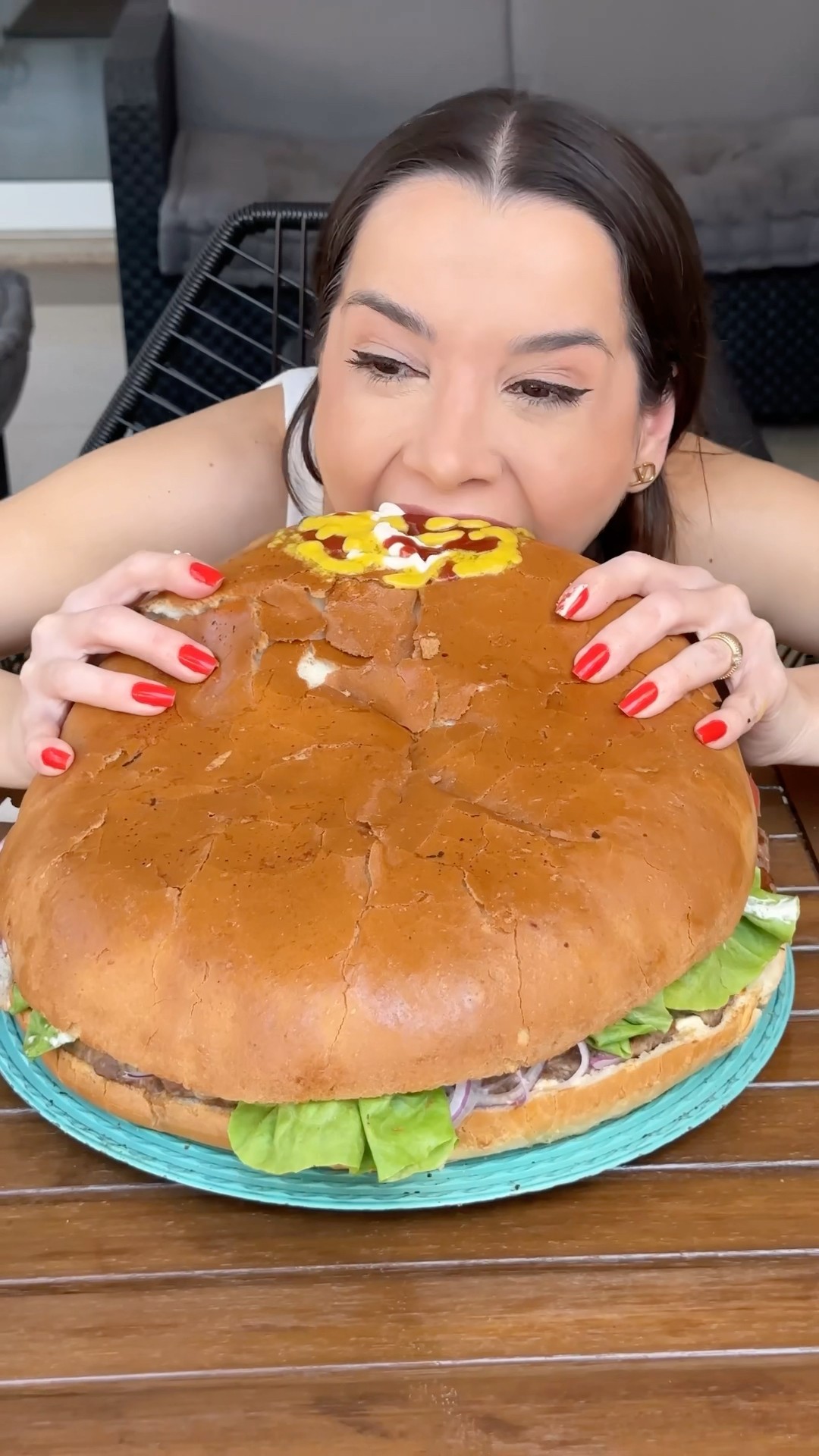 Um hambúrguer gigante de quase 4 kg! Vocês inventam cada uma ? Qual é a próxima? #vivicakechallenge