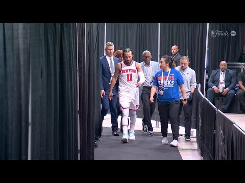 Jalen Brunson exits to locker room in NBA Finals Game 1 with apparent knee injury | NBA on ESPN