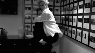 Kate McKinnon lifts Troye Sivan in SNL