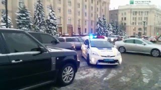 Вызов полиции на нарушение 3мя авто правил парковки, одно оказалась в розыске, Харьков(Харьков, угол Площади Свободы со стороны стекляшки. 3 автомобиля грубо нарушили ПДД в плане стоянки на перек..., 2016-01-27T14:38:51.000Z)